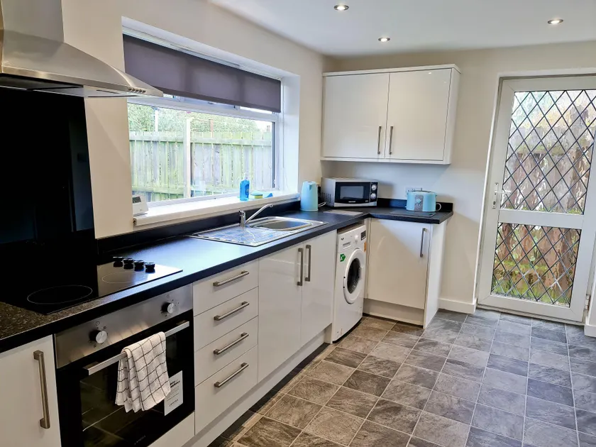 Warsett Crescent, 5 bedrooms near the coast. - Image 1