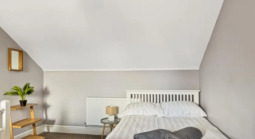Amaya Five - Newly renovated - Very spacious - Sleeps 6 - Walking distance to town centre - Grantham - Free Gym Access - Image 1