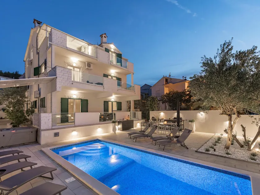 Apartment in Arbanija with sea view, terrace, air conditioning, WiFi 5139-1 - Image 1