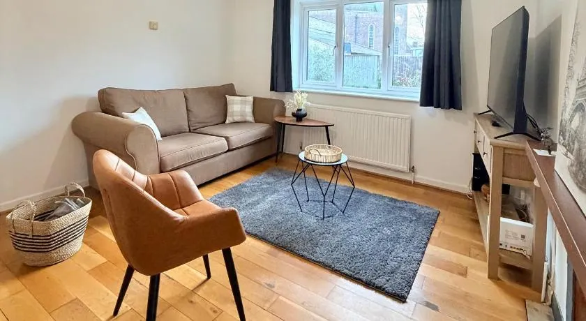 Stylish 3BR Cambridge Bungalow, Near Science Park - Image 1