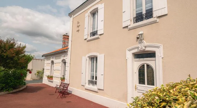 Le Logis Rouge chambres d'hôtes de charme Bed and Breakfast avec piscine près de La Rochelle - Image 1