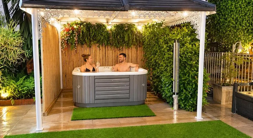 Meerendal Cottage-Affordable Luxury-Private Garden with Pool & Hot Tub - Image 1