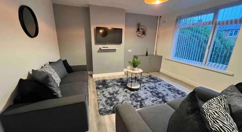 Flaxton-Luxurious Home near NEC, BHX - Image 1