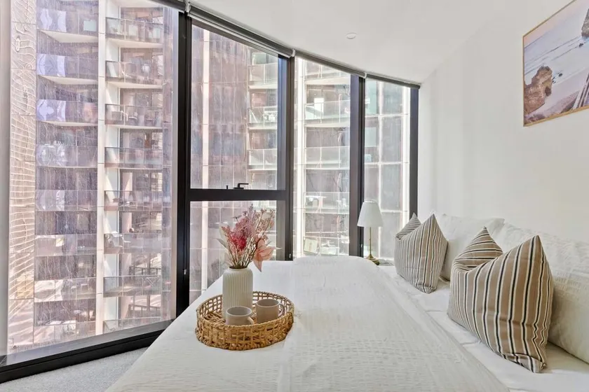 A Chic 2BR Apt Right Next to Melbourne Central - Image 1