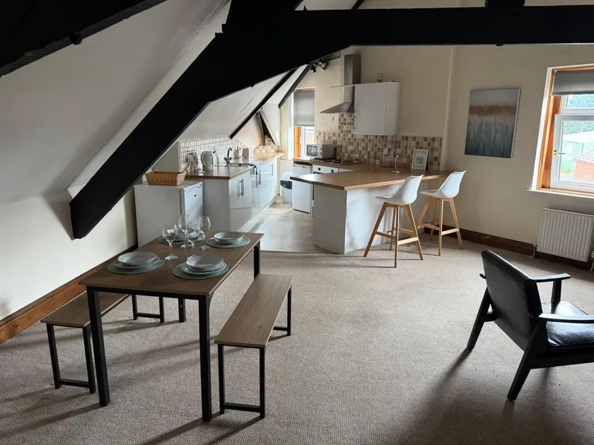 Cozy 2 Bed Flat in Town Centre - Image 1
