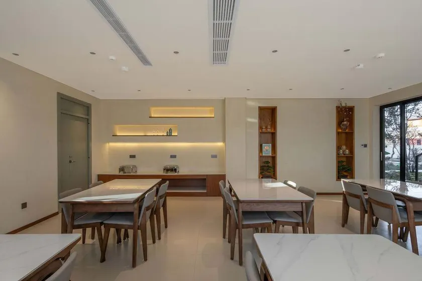 Xue Luo Light Luxury‌ SnowMountainSceneryVilla - Image 1