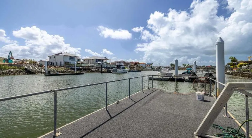 Spacious 4BR Waterfront Stay Pool Table AC - Image 1