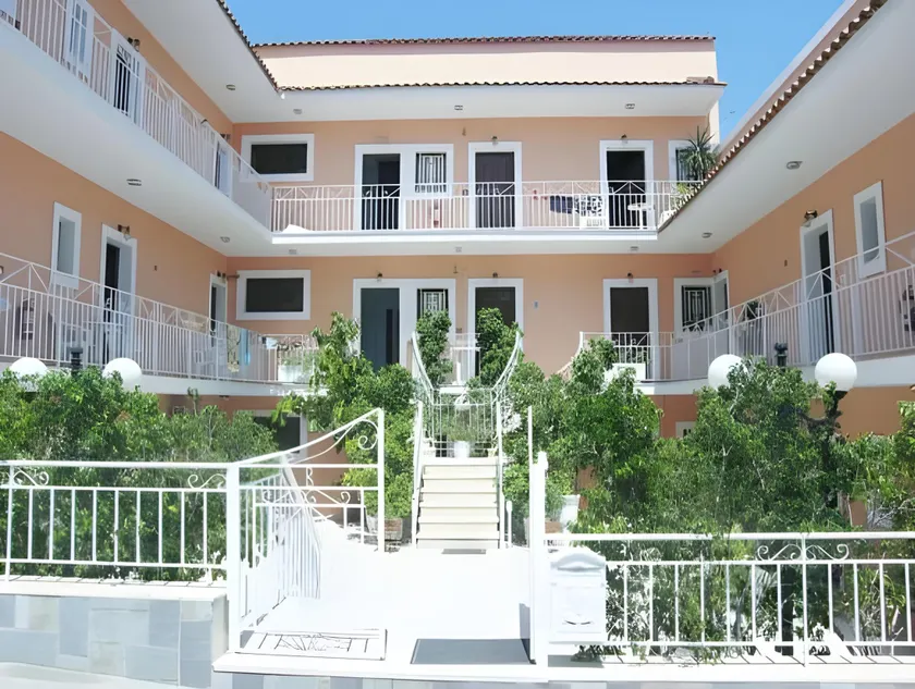 Byron Hotel - Image 1