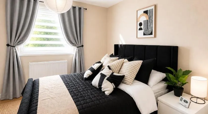 Charming House in Prime Location - Sleeps 7 - Free Parking, Fast WiFi, Smart TV with Netflix and Virgin TV by Yoko Property - Image 1