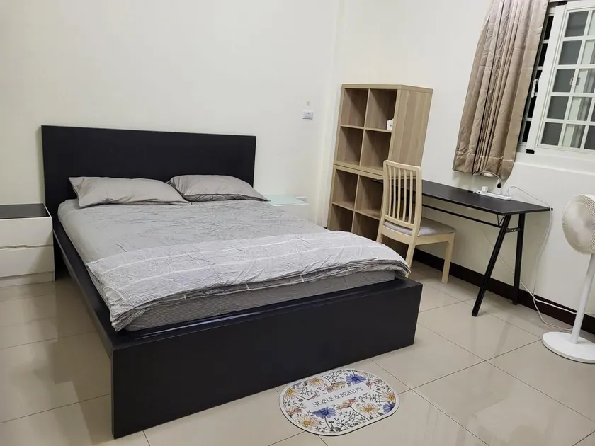 Yulin Yuanlin Brand New Clean Elegant Accommodation with 65-inch TV and Washing Machine - Image 1