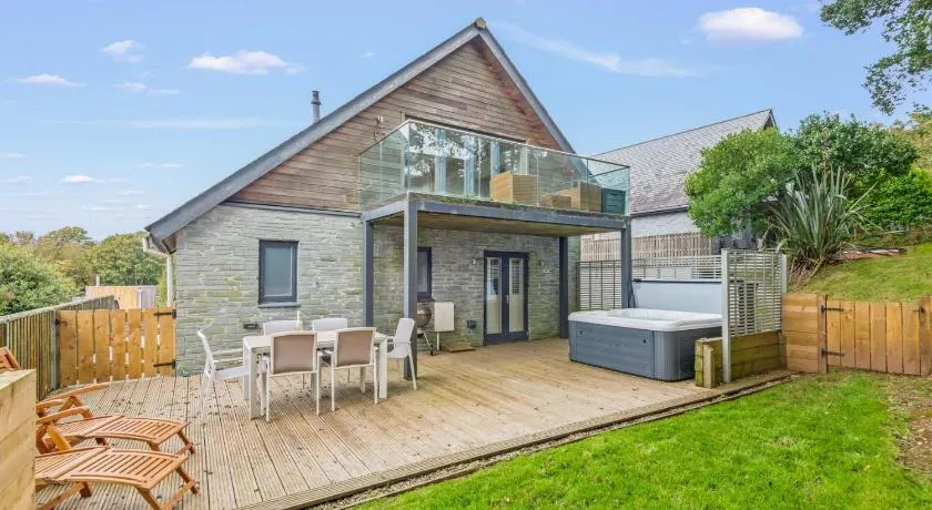 House 10 - Image 1