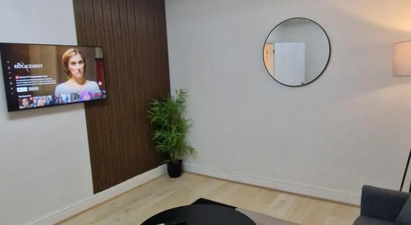 Luxury House London near Subway Station N15 - Image 1