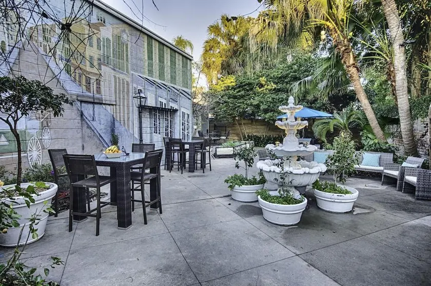 Five BR - Sleeps 10! Steps from French Quarter - Image 1