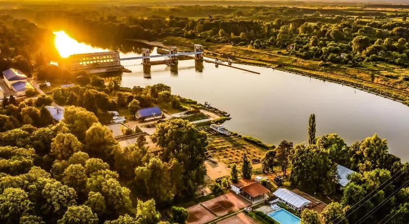 Tisza Garden Park - Image 1