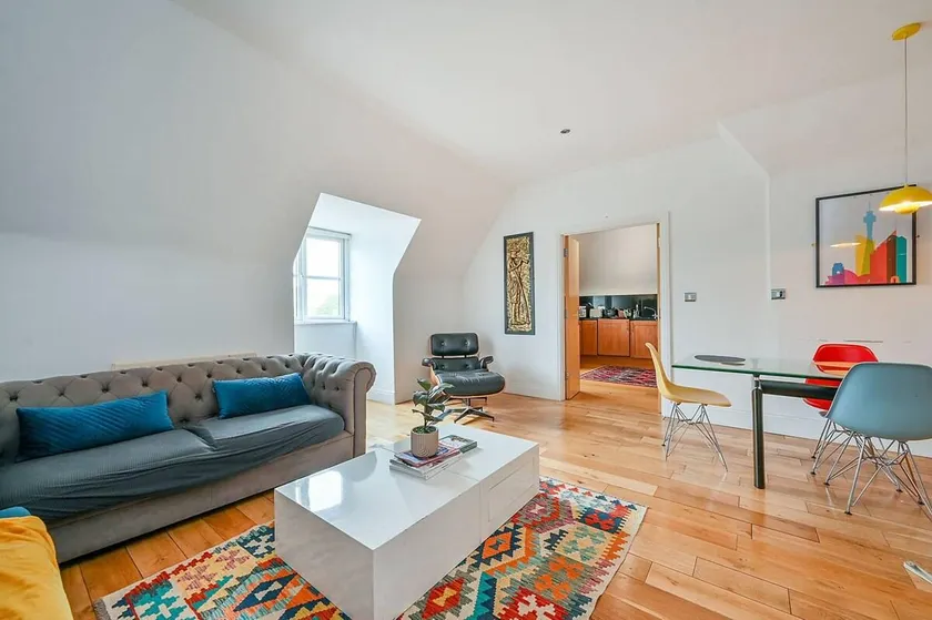 Modern 3BR Apartment w Parking Brentford - Image 1