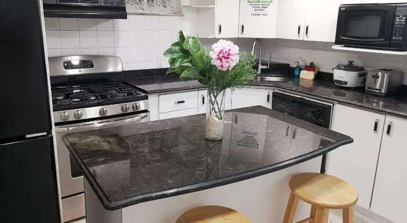 Tidy Private Rooms with Full Kitchen - Image 1