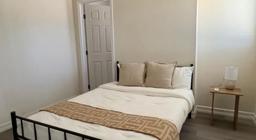 Private Room- Separate Entrance & Ensuite Bath - Image 1
