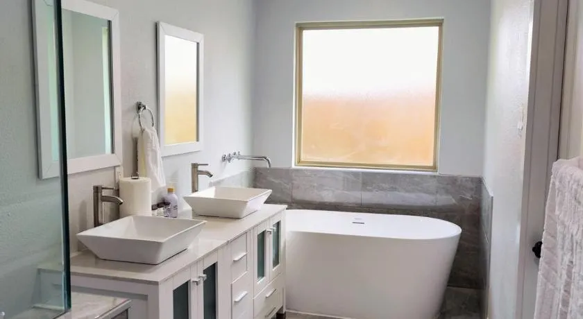 Resort-Style Home - Hot Tub, Mini Golf, Gym, 1G WiFi - Image 1