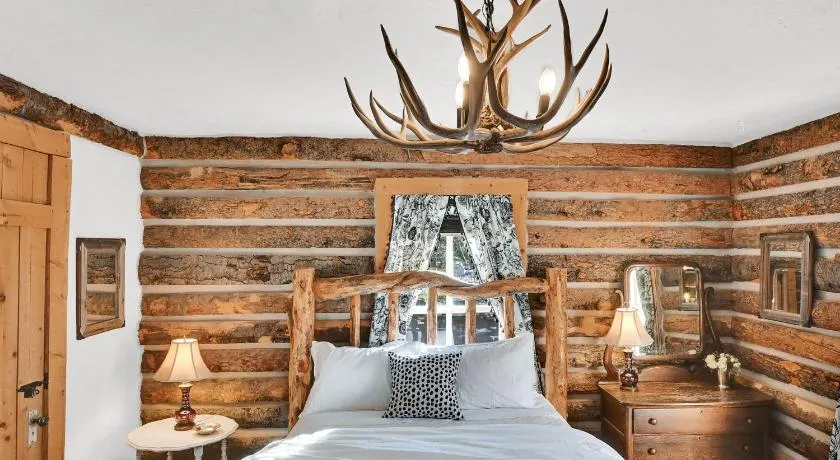 Valley House Inn Log Haven Suite - Image 1