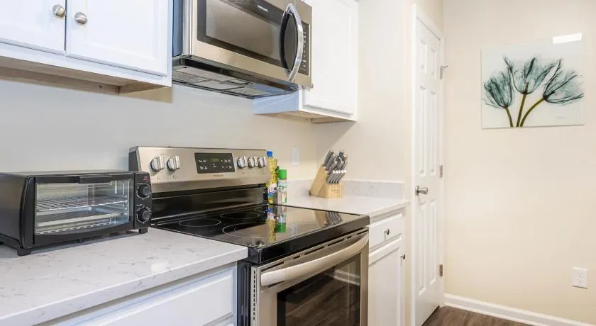Serine Space - Townhome - King Bed - Duke - Long Term Stays - Image 1