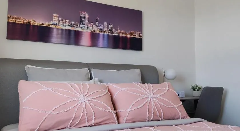 Modern Unit Near CBD & Beach, Free Parking - Image 1