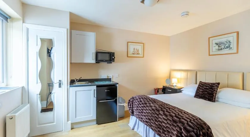 Roger Ground Guest House - with Onsite Car Parking - Image 1