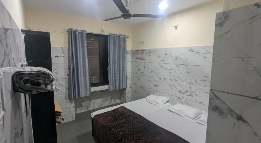 Hotel Tirth Purohit Park - Image 1