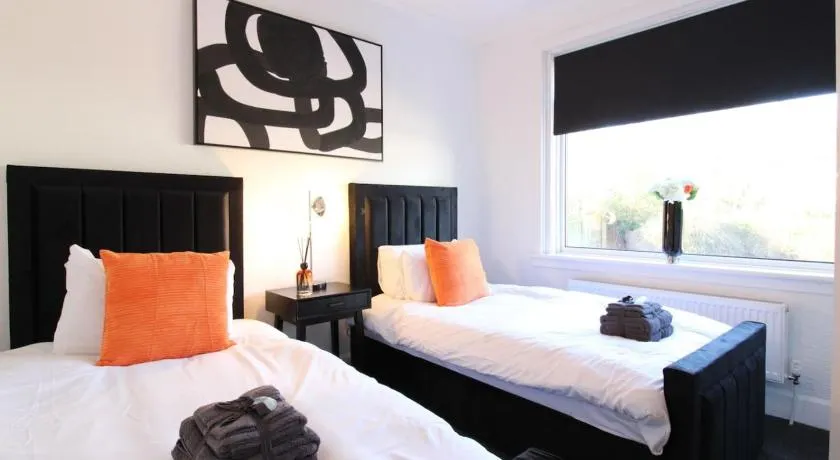 Deluxe 3 Bed, Sleeps 8, Free Parking, Edinurgh - Image 1