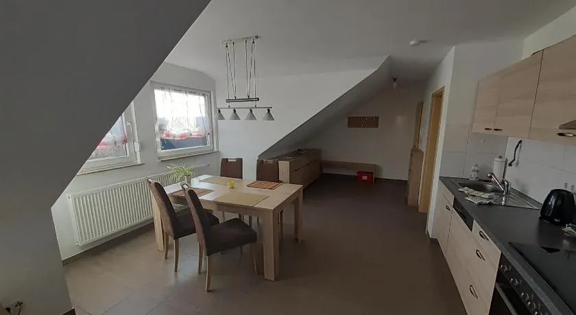 Fewo Steinhohle, DG 45qm, 1 Schlafzimmer & 1 Wohn-Esszimmer mit Bett - Image 1