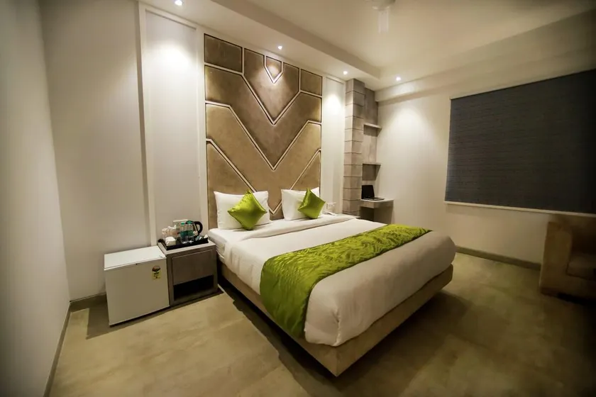 Room With Sofa and Smart TV Near Aerocity - Image 1