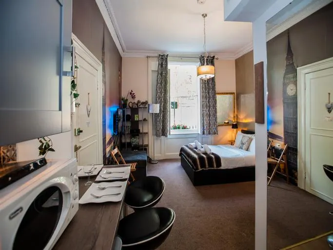 Pimlico Chic Suite - Image 1