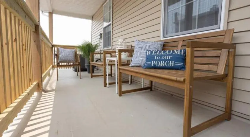 Fully renovated 3Bdr apt 1.5 block from the beach - Image 1