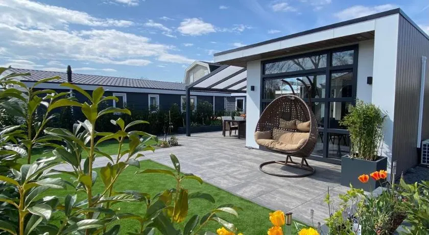 LUXUS Cube Ferienhaus Chalet am See mit Schwimmbad in Lathum NL - Image 1