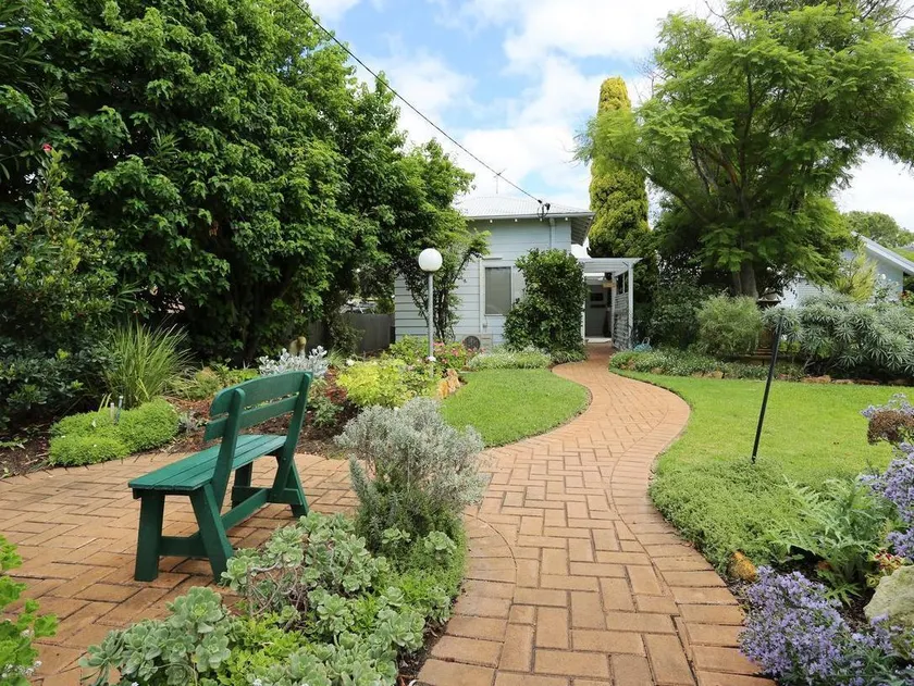 Jacaranda Guest House - Image 1