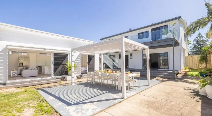 Robinson Retreat with Beach Bungalow, 3 Robinson St - air con, 2 kitchens, 6 bedrooms, 4 bathrooms - Image 1