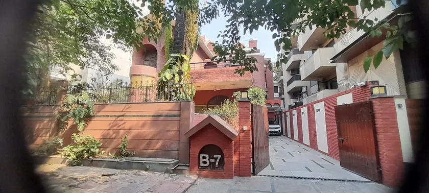 RED BRICK HOME BY EARTHAA ESCAPES - Image 1
