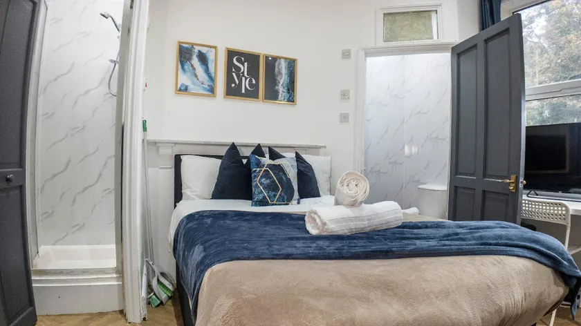 Stylish City Studio with Parking & Wi-Fi - Image 1