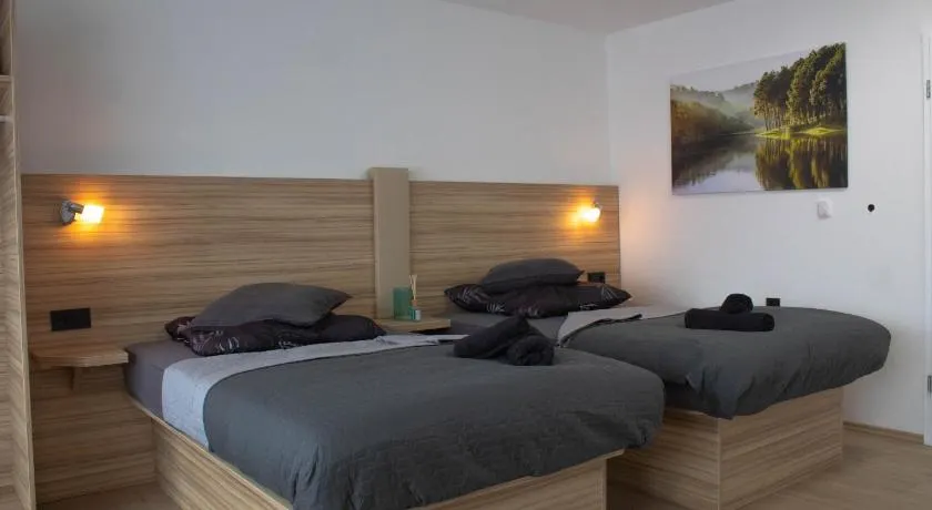 Modernes Studio mit großem Balkon, vollausgestatteter Küche und idealem Arbeitsplatz für Home Office - Image 1