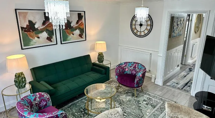 Modern 2 Bedroom House Near London City Airport, Excel, O2 & DLR with FREE Parking & Privet Entrance - Image 1