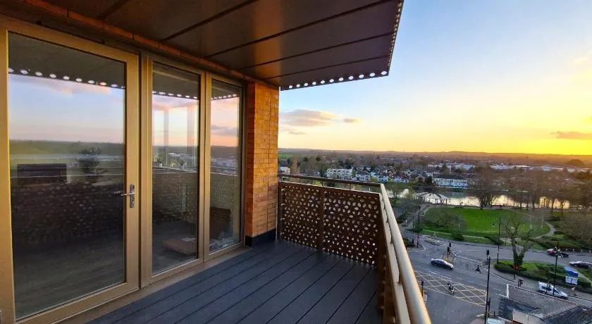 Gorgeous Riverside Flat with Free Parking & Wi-Fi - Image 1