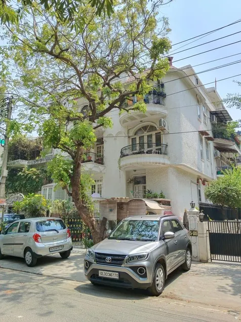 Cozy Bohemian Studio Apartment - GK2 South Delhi, near M Block Market - Image 1