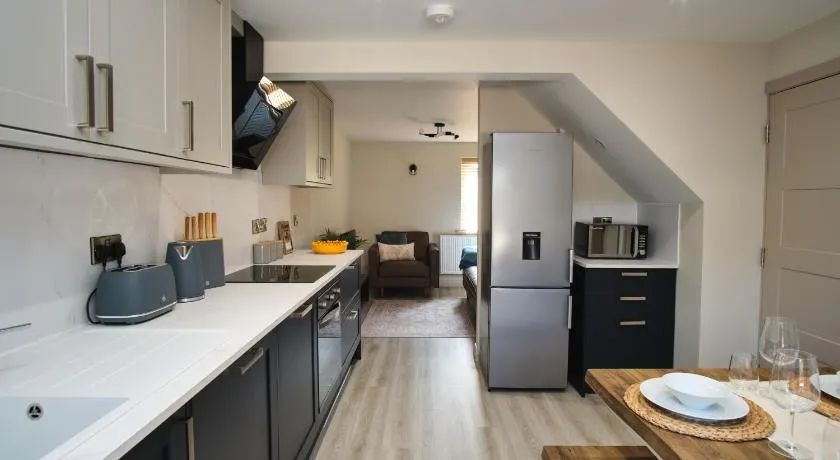 Spacious 4 Bed House Sleeps 6 Parking Garden in Loughborough - Image 1