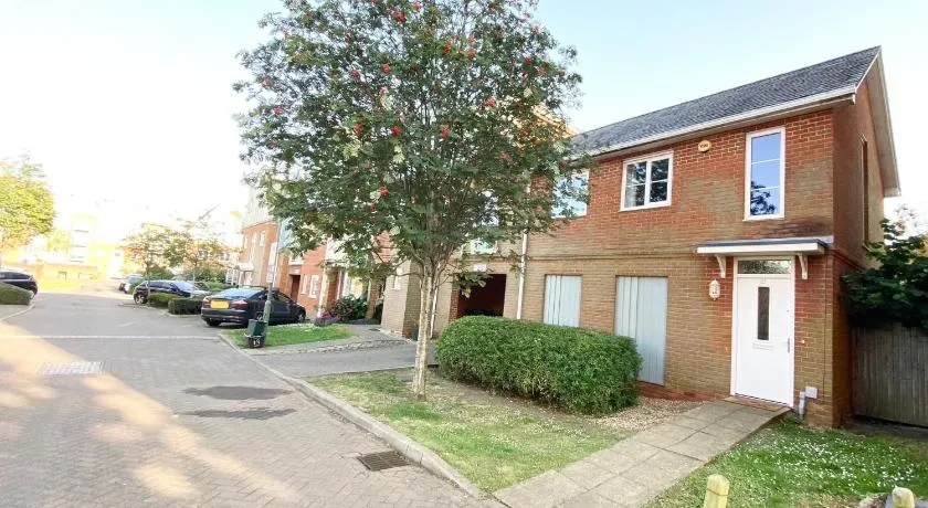 2 Bedroom Flat near Redhill train station, easy access to Gatwick & London - Image 1