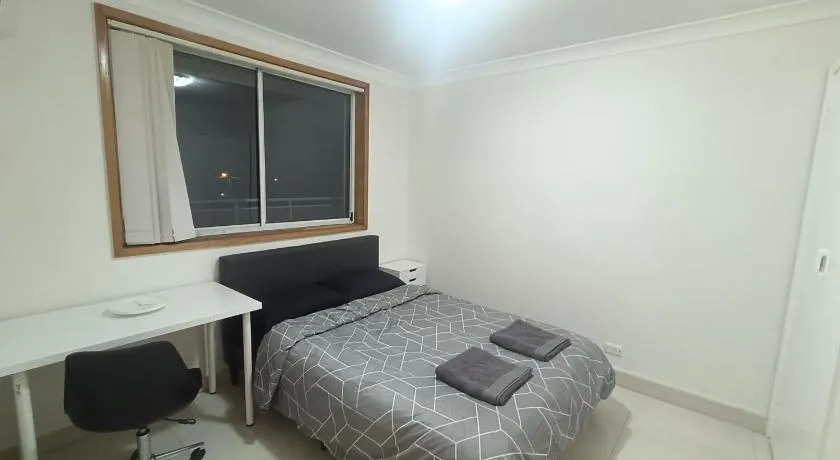 Spacious Queen Room in Large, Two Story Home - GB - Image 1