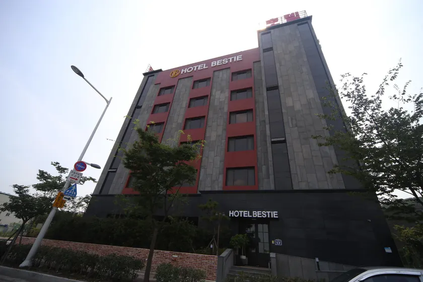 Bestie Hotel - Image 1