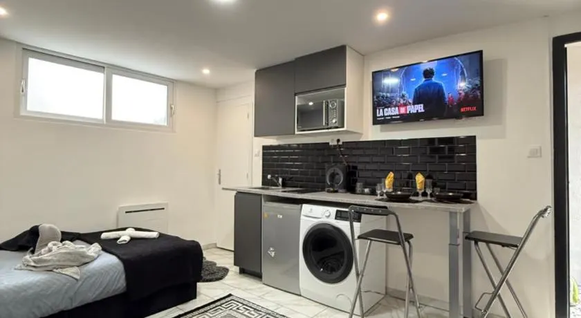 SUPERBE STUDIO PROCHE PARIs - Image 1