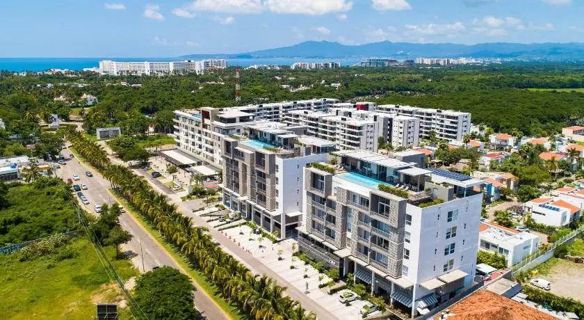 Modern condo with breathtaking views, infinity pool, and en suite bedrooms - Image 1