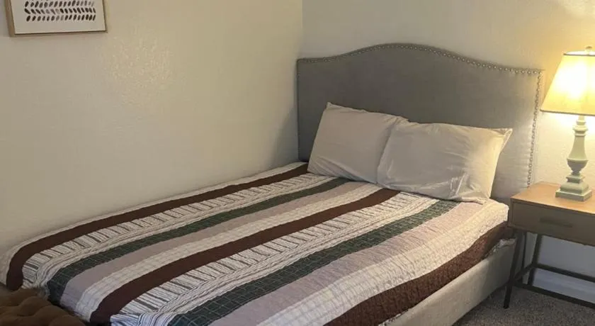 Room on Baymeadows - Image 1