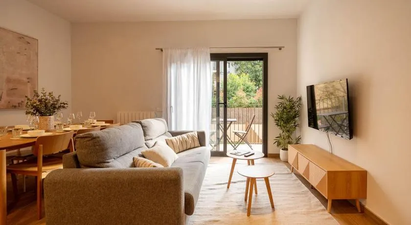 Stylish & Cozy 3-Bedroom Central Apartment with Private Balcony - Image 1