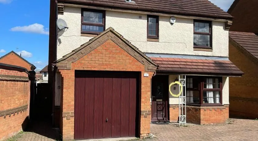 Large, 3 Floors, Sleeps 16, 4 Baths, 5 Parking, Semi rural Leicester - Image 1